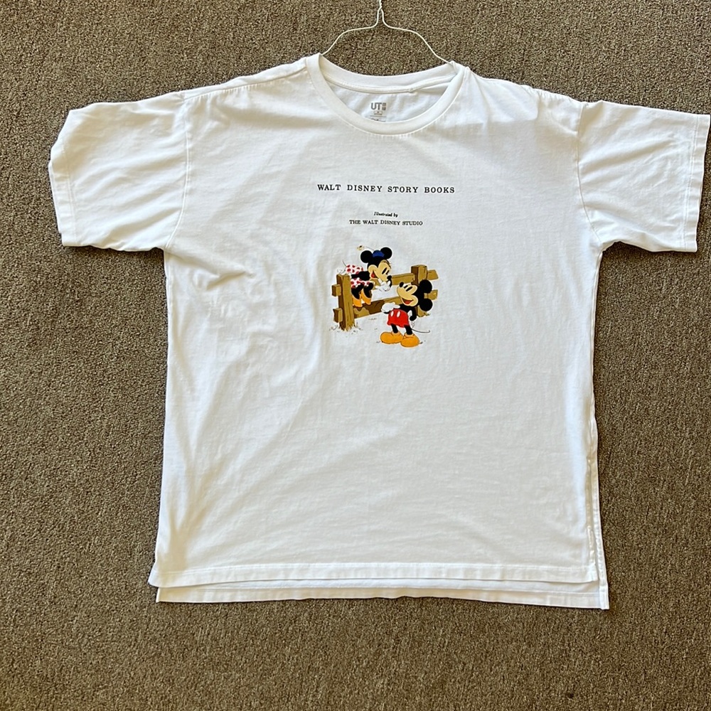 DISNEY TEE SHIRT UT UNIQLO WHITE SIZE MEDIUM